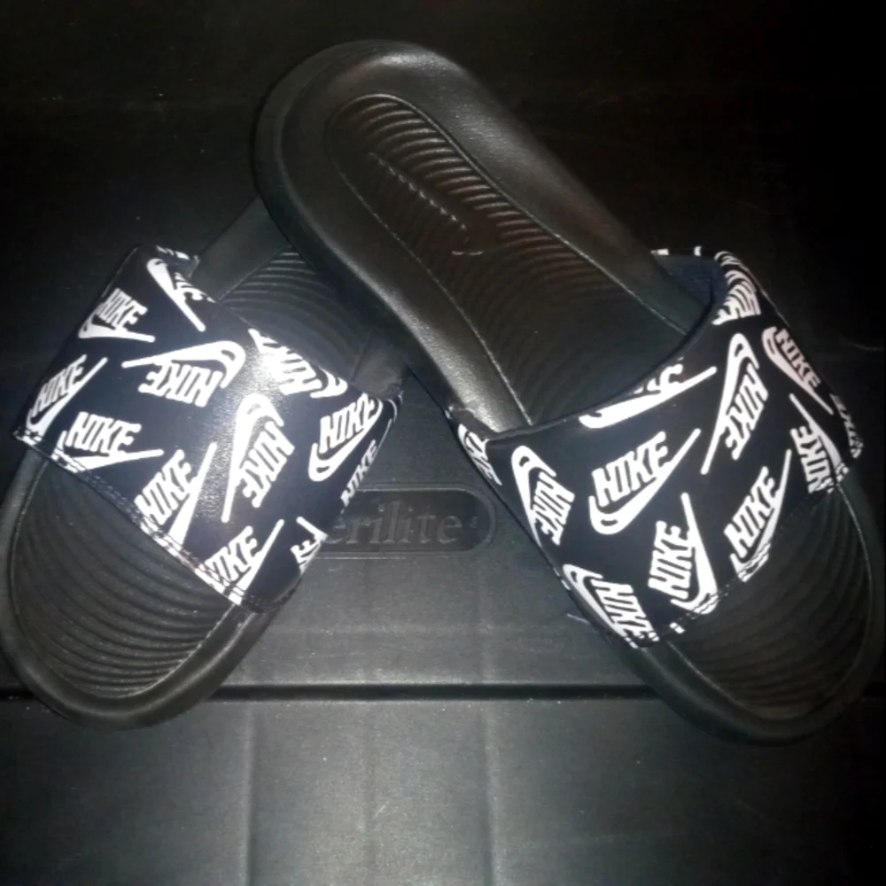 Women's Nike slide - Picture 1 of 3